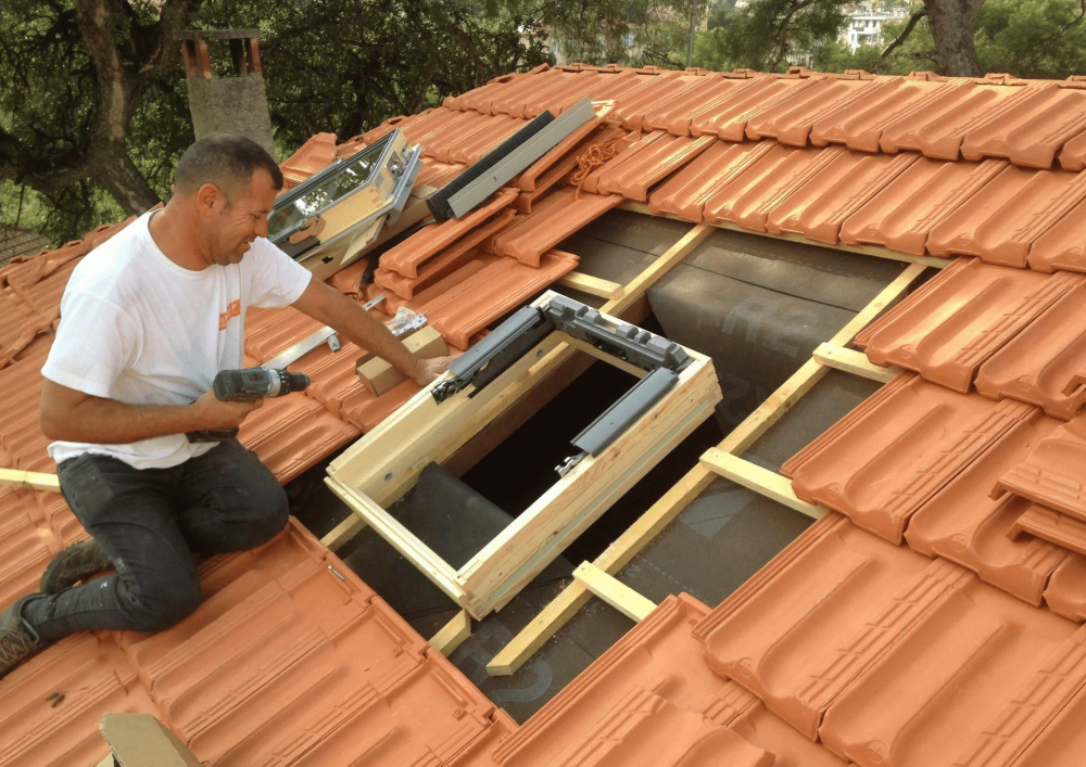 Pose de fenêtre de toit Velux® par nos couvreurs.